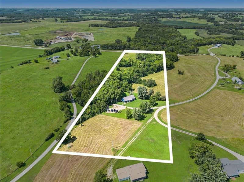 9241 Hamm Dr, Oskaloosa, KS 66066