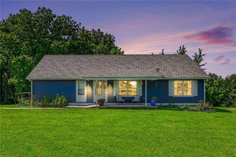 9241 Hamm Dr, Oskaloosa, KS 66066
