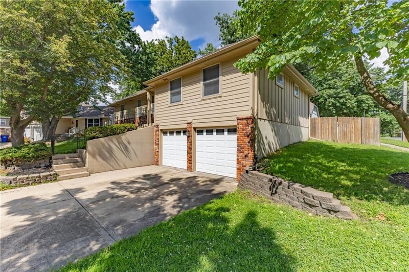 1308 Apache Ct, Olathe, KS 66062
