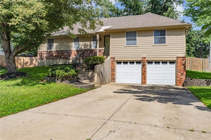 1308 Apache Ct, Olathe, KS 66062
