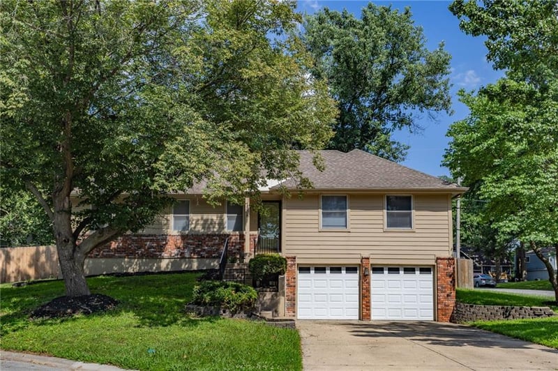 1308 Apache Ct, Olathe, KS 66062