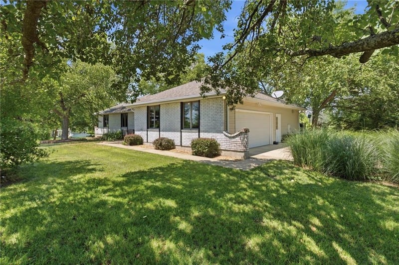 1116 Hubach Hill Rd, Raymore, MO 64083