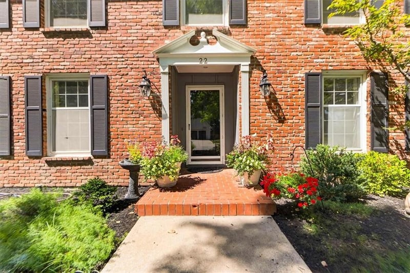 22 NE Bayview Dr, Lee's Summit, MO 64064
