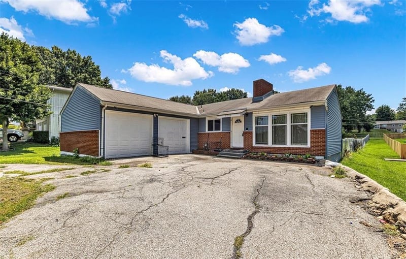 9805 33rd St, Independence, MO 64052