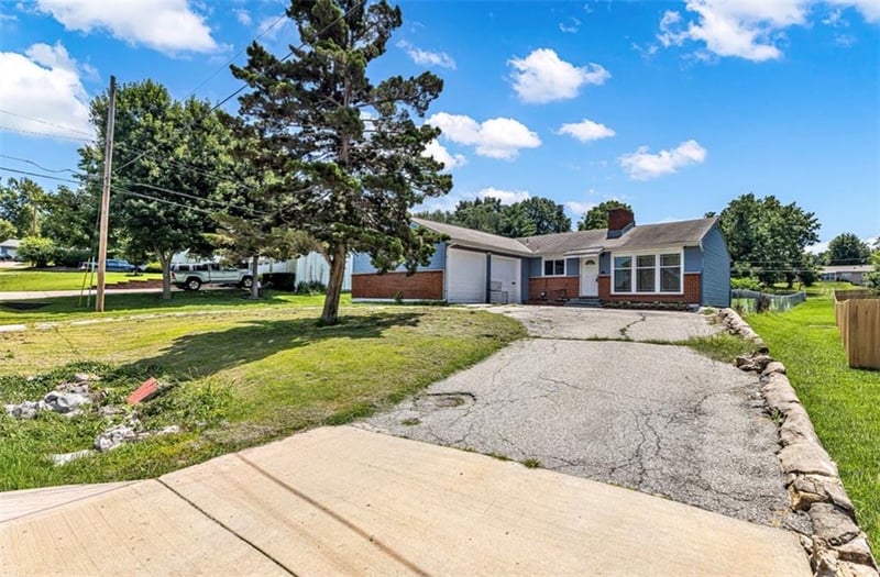 9805 33rd St, Independence, MO 64052