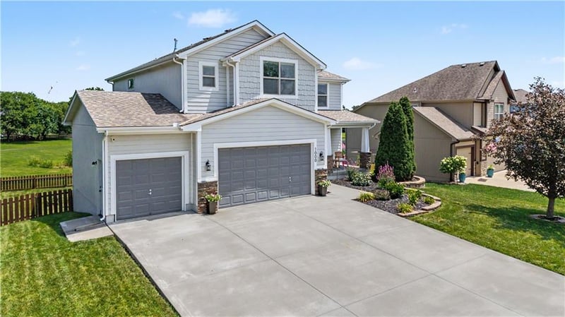 1000 Bellflower Ln, Greenwood, MO 64034