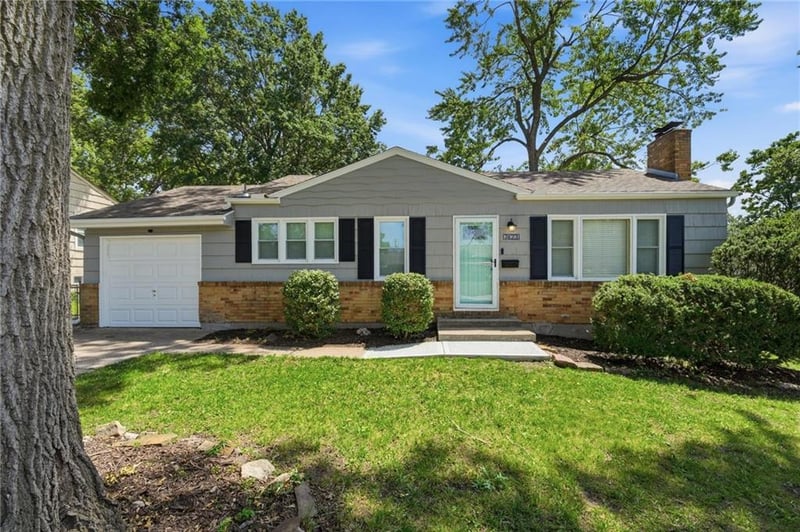 7423 Glenwood Ln, Overland Park, KS 66204