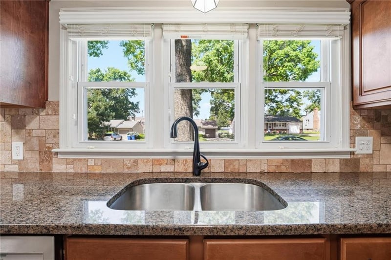 7423 Glenwood Ln, Overland Park, KS 66204