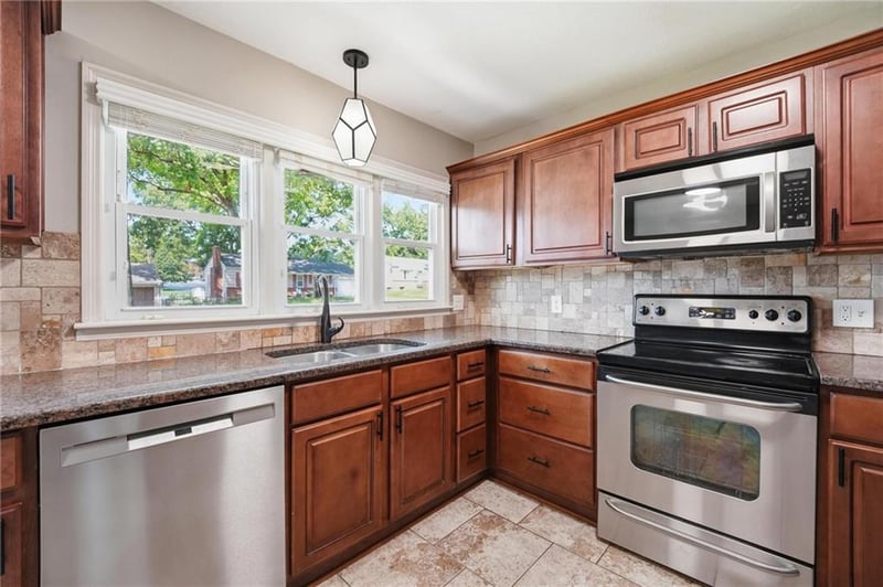 7423 Glenwood Ln, Overland Park, KS 66204
