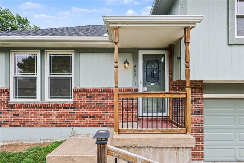 605 Westwind Dr, Lee's Summit, MO 64063