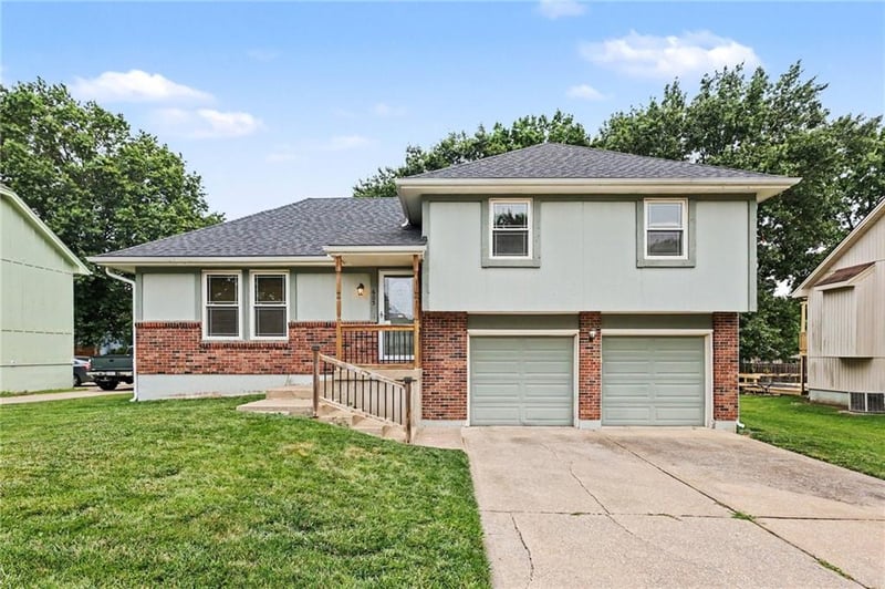 605 Westwind Dr, Lee's Summit, MO 64063
