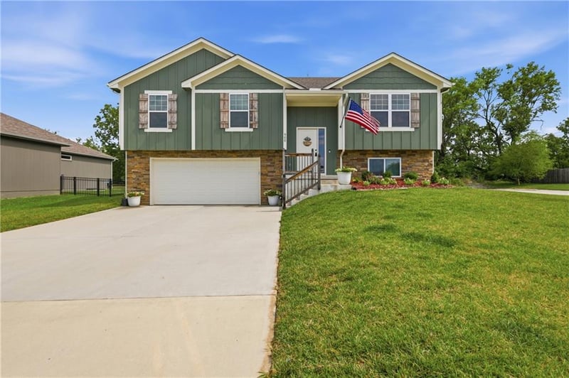 900 Crestwood Dr, Grain Valley, MO 64029