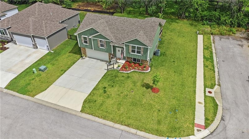 900 Crestwood Dr, Grain Valley, MO 64029
