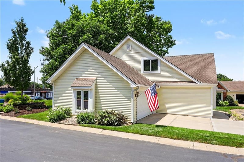 4530 90th St, Prairie Village, KS 66207