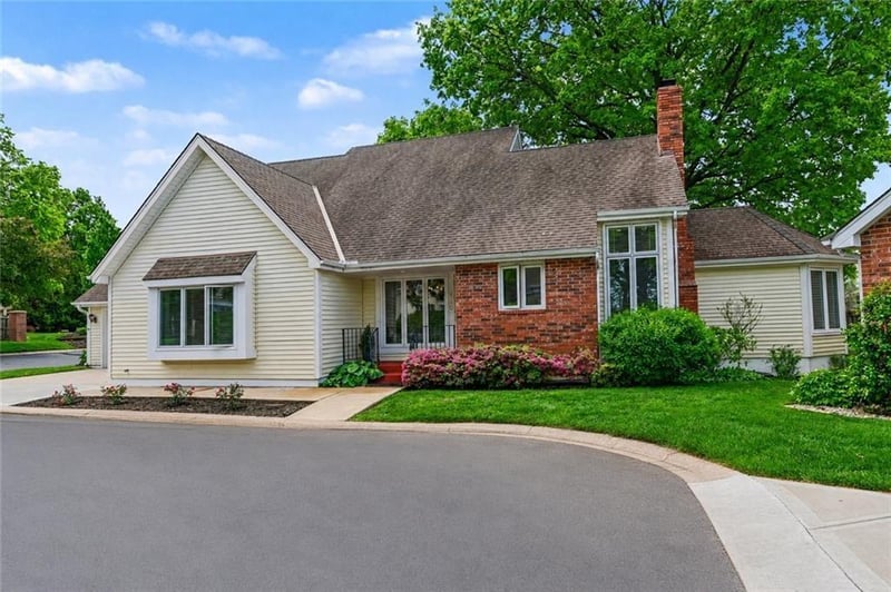 4530 90th St, Prairie Village, KS 66207