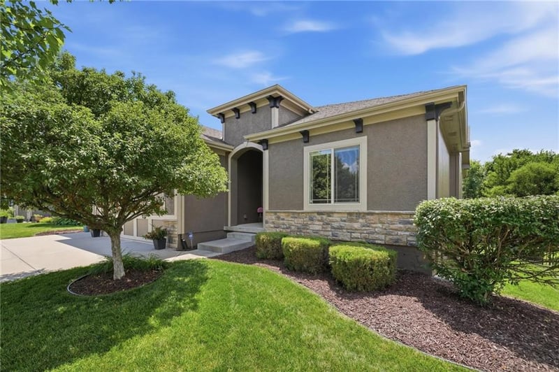 404 Mill Creek Dr, Lee's Summit, MO 64063
