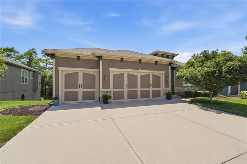404 Mill Creek Dr, Lee's Summit, MO 64063