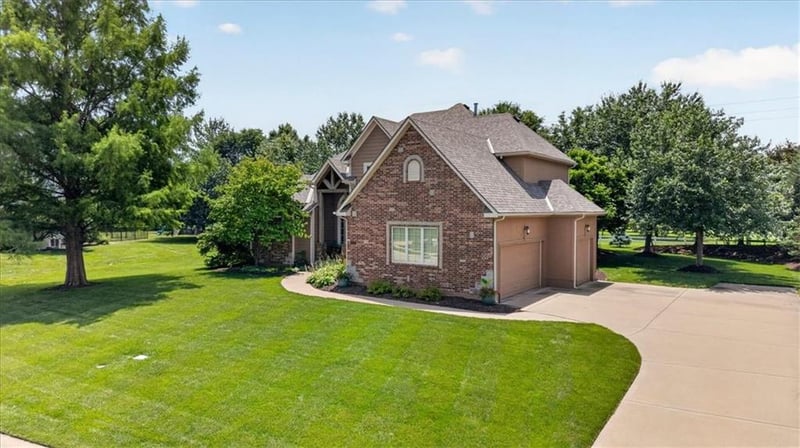 9406 Pleasant Ave, Kansas City, MO 64138