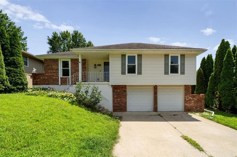2924 Walnut St, Blue Springs, MO 64015