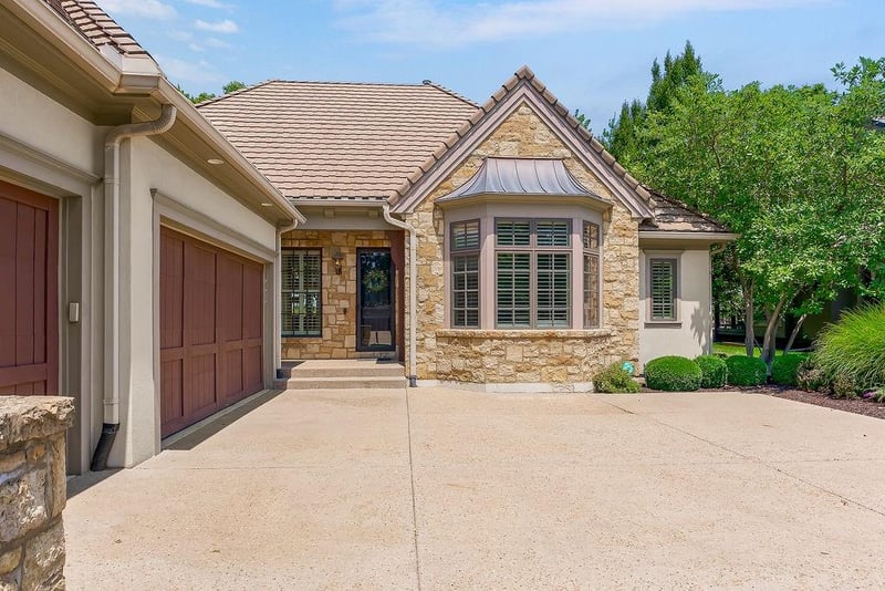 2846 137th Ter, Leawood, KS 66224