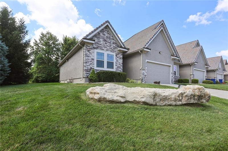 835 Lone Hill Dr, Lee's Summit, MO 64064