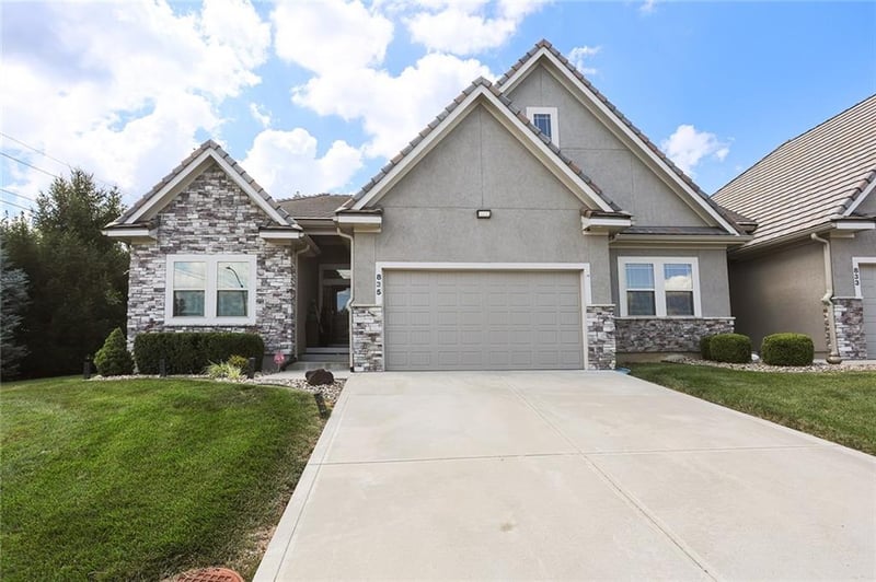 835 Lone Hill Dr, Lee's Summit, MO 64064