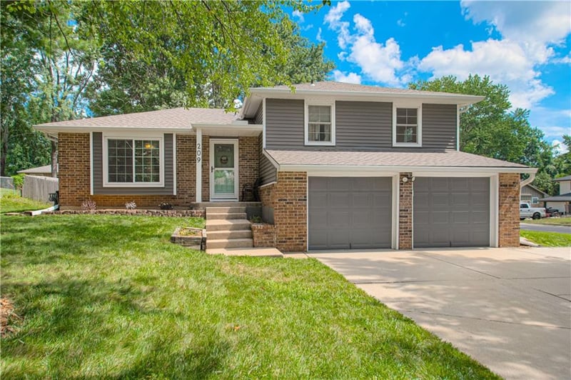 209 Palo Dr, Blue Springs, MO 64014