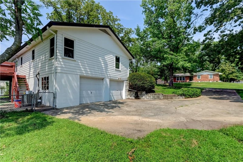 2820 Berry Ln, Independence, MO 64057