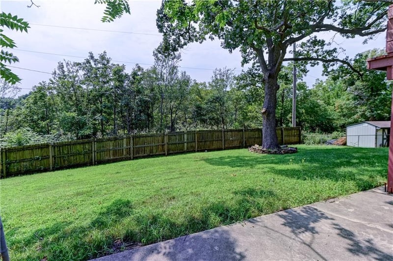 2820 Berry Ln, Independence, MO 64057