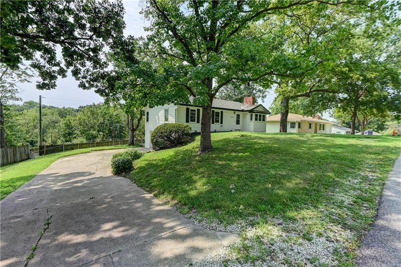 2820 Berry Ln, Independence, MO 64057