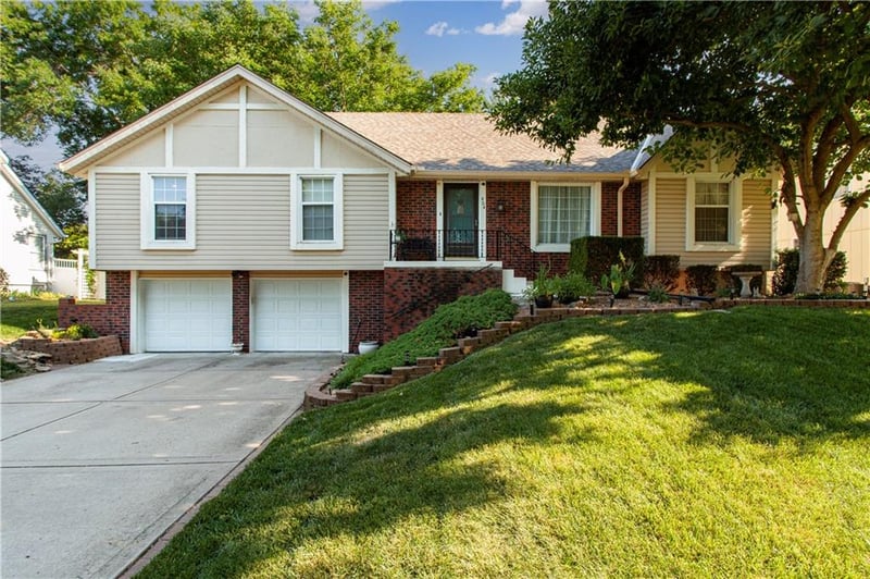 404 Locust Dr, Blue Springs, MO 64014