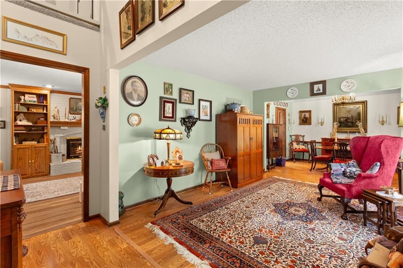404 Locust Dr, Blue Springs, MO 64014