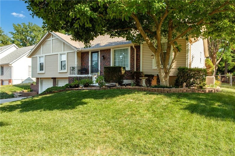 404 Locust Dr, Blue Springs, MO 64014