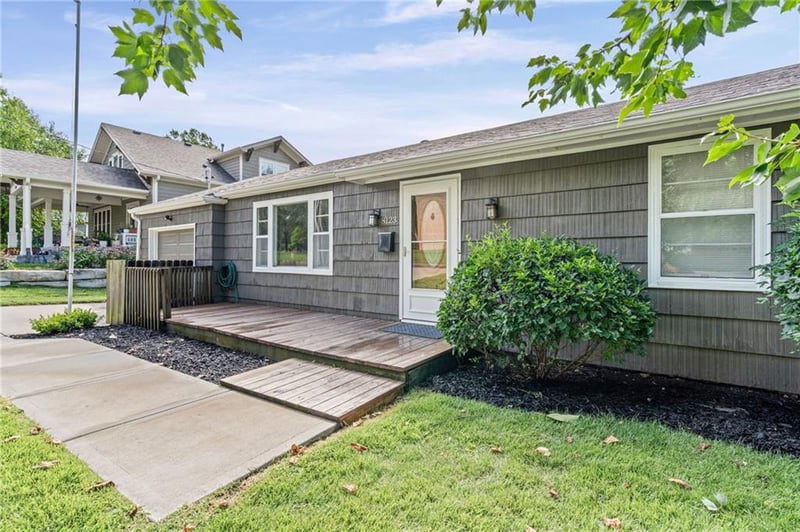 8123 Valley View Dr, Overland Park, KS 66204