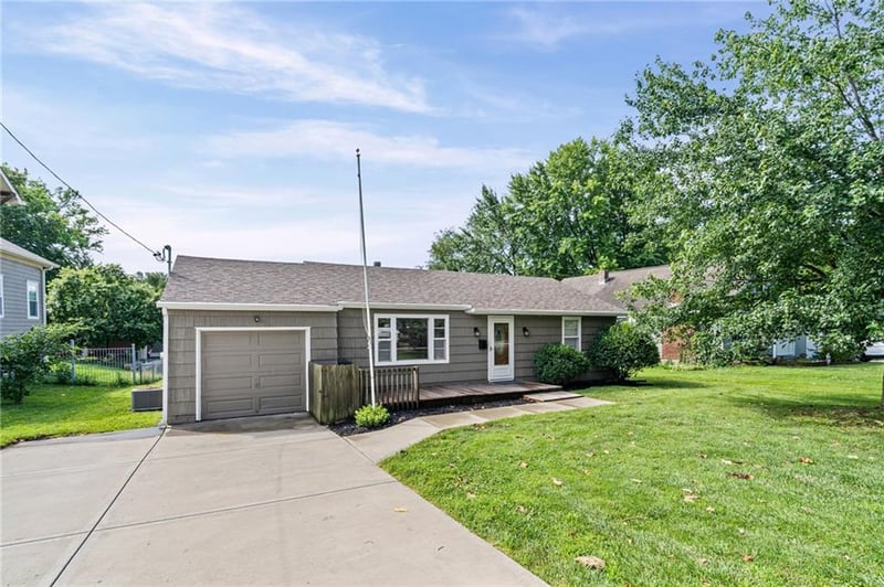 8123 Valley View Dr, Overland Park, KS 66204