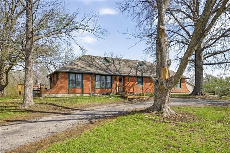 15116 Chestnut St, Basehor, KS 66007