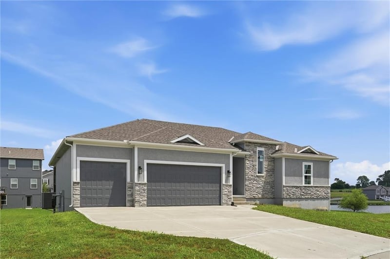 1114 SW Crabtree Cir, Oak Grove, MO 64075