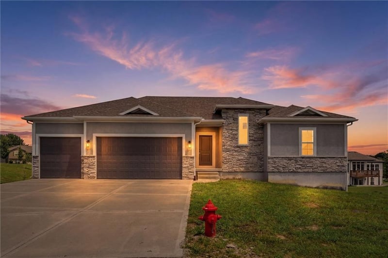 1114 SW Crabtree Cir, Oak Grove, MO 64075