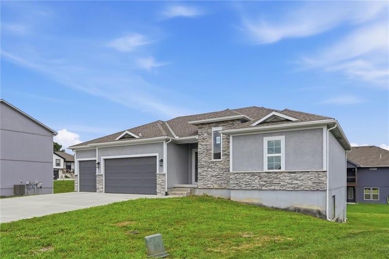 1114 SW Crabtree Cir, Oak Grove, MO 64075