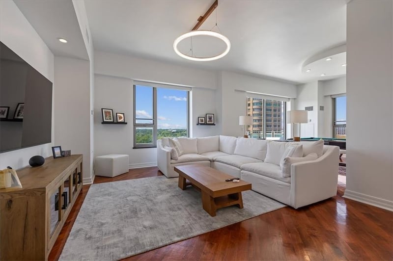 4950 Central St #906, Kansas City, MO 64112