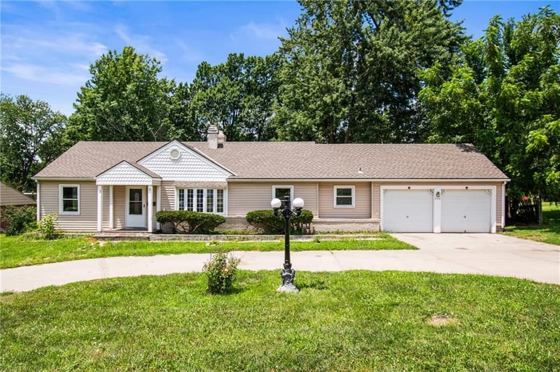 2726 Crysler Ave, Independence, MO 64052