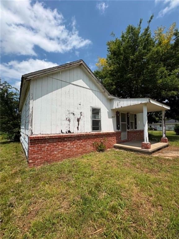 214 Chestnut St, Mound City, KS 66056