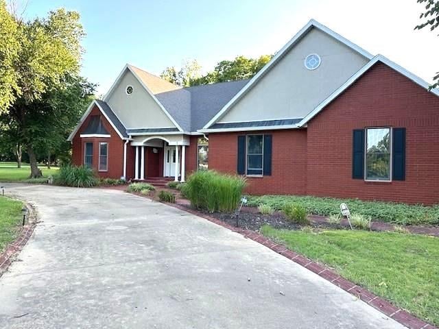 2 Timbercreek Rd, Girard, KS 66743
