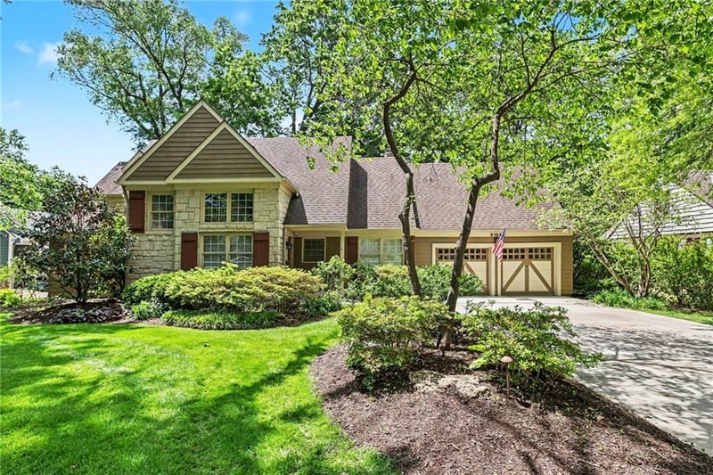 8104 Lee Blvd, Leawood, KS 66206