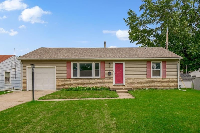 6603 N Holmes St, Gladstone, MO 64118