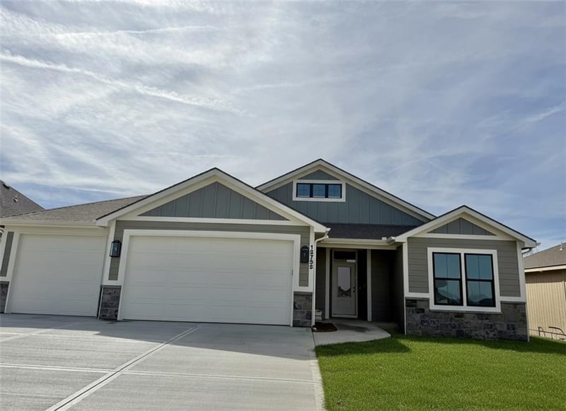 13775 70th St, Parkville, MO 64152