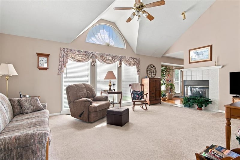 337 Canterbury Ln, Lee's Summit, MO 64063