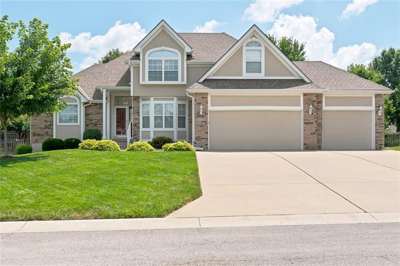 337 Canterbury Ln, Lee's Summit, MO 64063