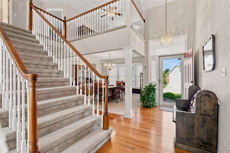 337 Canterbury Ln, Lee's Summit, MO 64063
