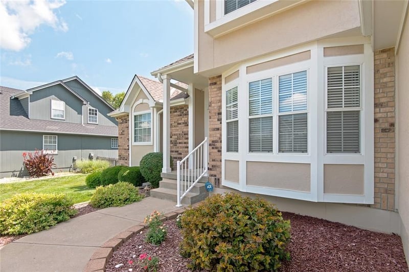 337 Canterbury Ln, Lee's Summit, MO 64063